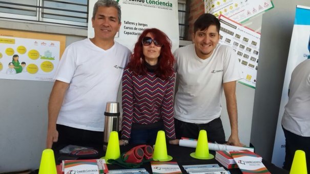 Equipo de Creando Conciencia presentando sus talleres en el CUT