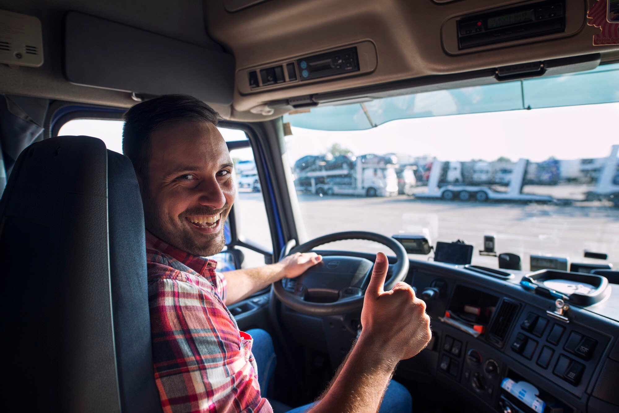 retrato-conductor-camion-sentado-su-camion-sosteniendo-thumbs-up_342744-1340